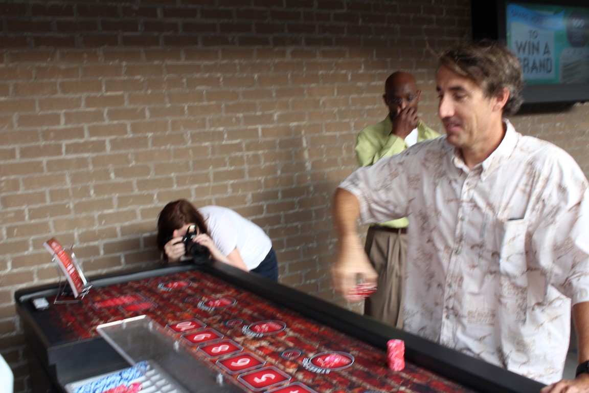 مايك يلعب النرد في الشارع