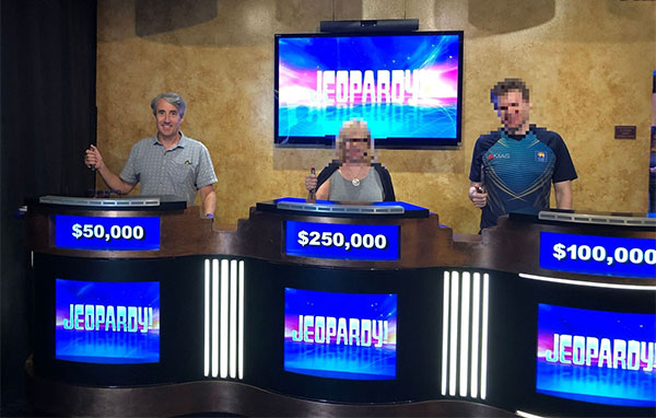 قطعة من مجموعة قديمة في الردهة