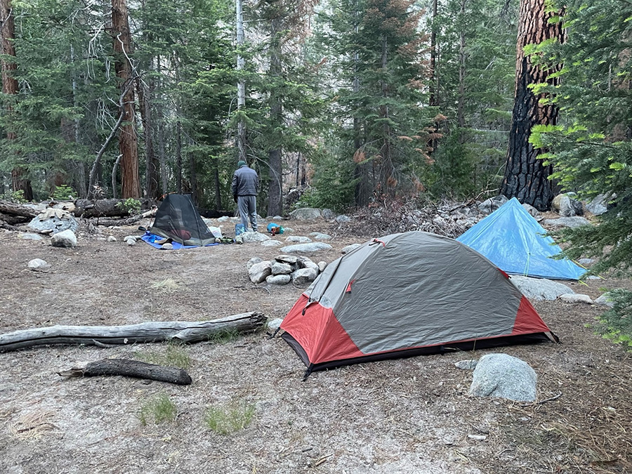 موقع المخيم