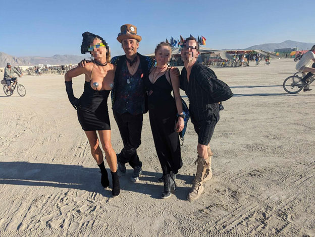 زملاء المخيم